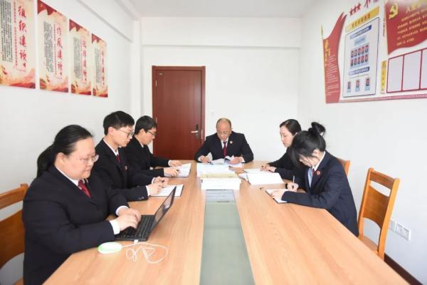 餐馆老板回应驱赶路边就餐志愿者