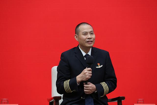 “英雄机长”刘传健履新中国民用航空飞行学院，担任总飞行师