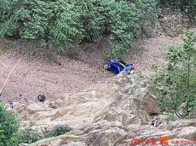 男子坠崖5天后被发现生命体征稳定