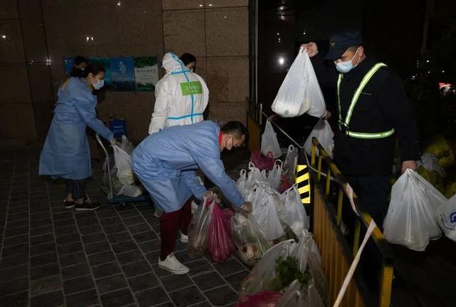 疫情封控下的上海之夜