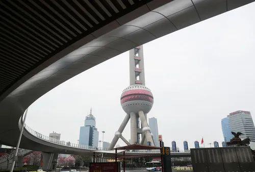 疫情封控下的上海之夜