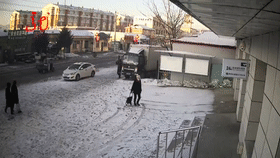 女子遛弯捡到银行卡，“意外”发现了密码！她纠结了，冲动了，后悔了……