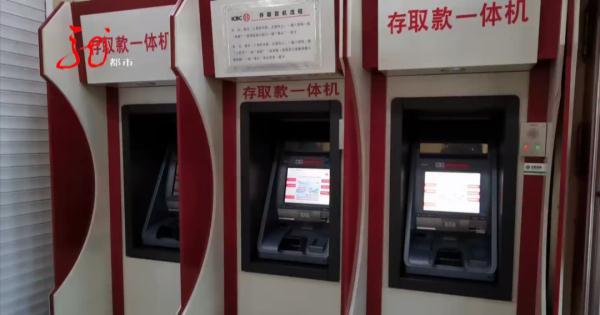 女子遛弯捡到银行卡，“意外”发现了密码！她纠结了，冲动了，后悔了……