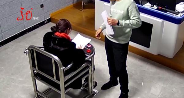女子遛弯捡到银行卡，“意外”发现了密码！她纠结了，冲动了，后悔了……