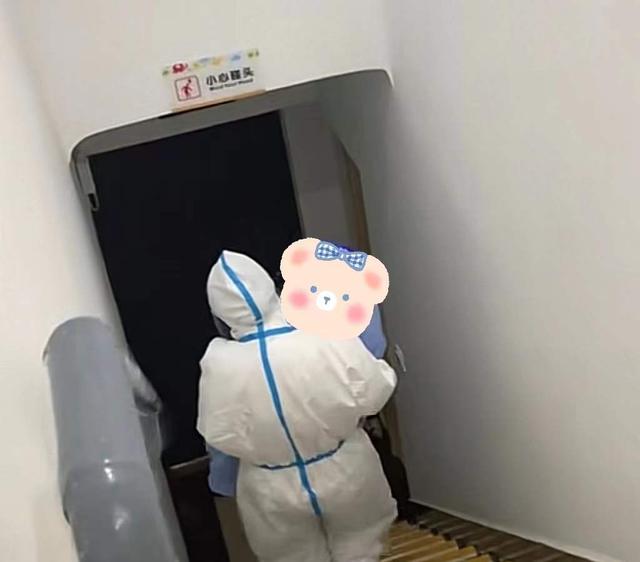 上海2岁女童独自隔离后回家，睡前说了一句话让妈妈瞬间破防