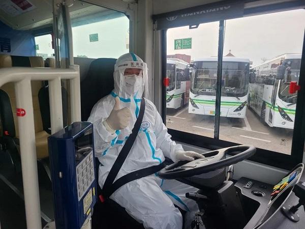 他们始终坚守岗位 转运无症状感染者