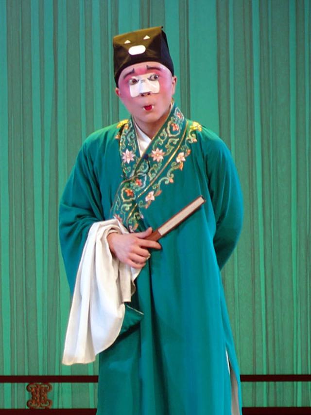 青年旦角化妆新闻