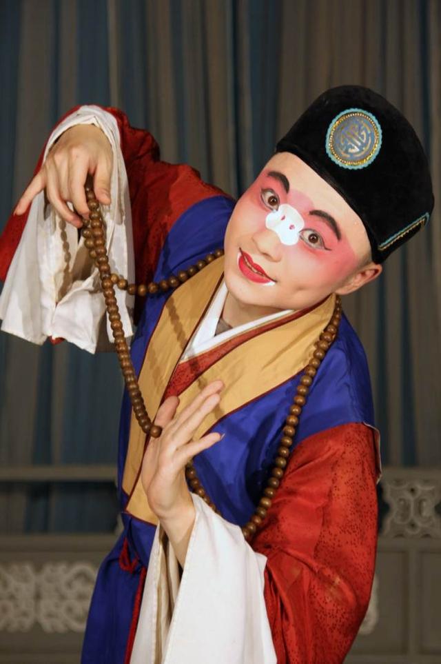 青年旦角化妆新闻