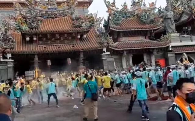 台湾街头爆发大乱斗！近200人互殴，现场椅子、棍棒齐飞