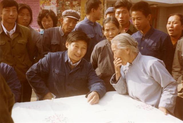 座谈会开在乡野间