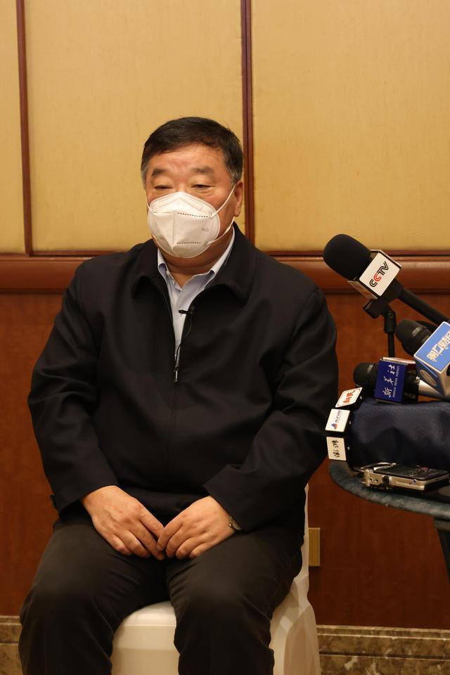 梁万年：上海正处于把疫情“围住捞干”的阶段，坚持就是胜利
