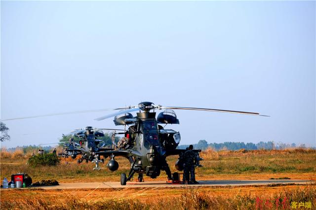 近日,南部戰區陸軍某空中突擊旅組織所屬直升機展開多機型,多課目,多