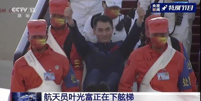 英雄归来!神十三航天员平安抵京 英雄归来!神十三航天员平安抵京