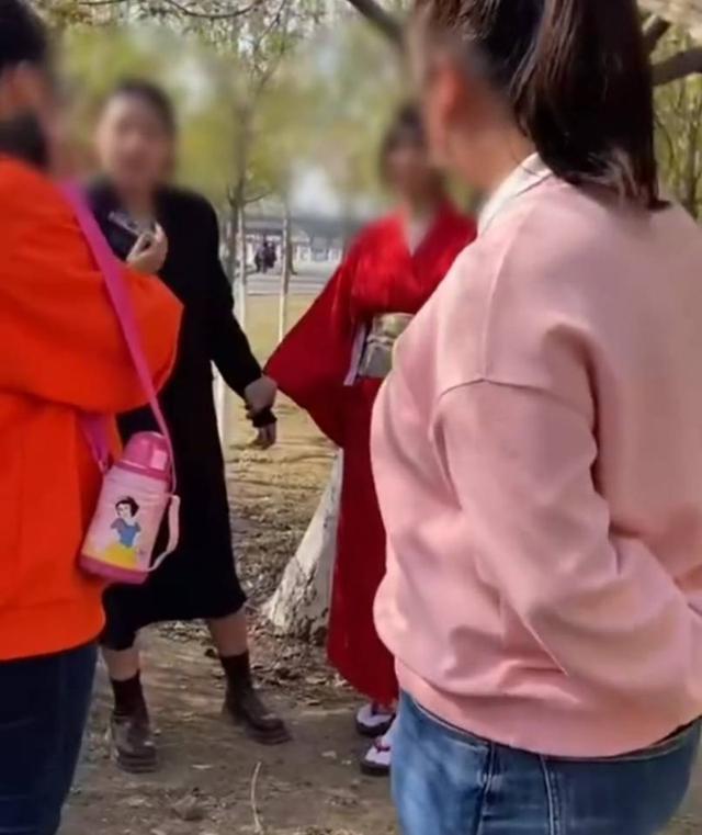 女子穿和服公园拍照与市民起争执