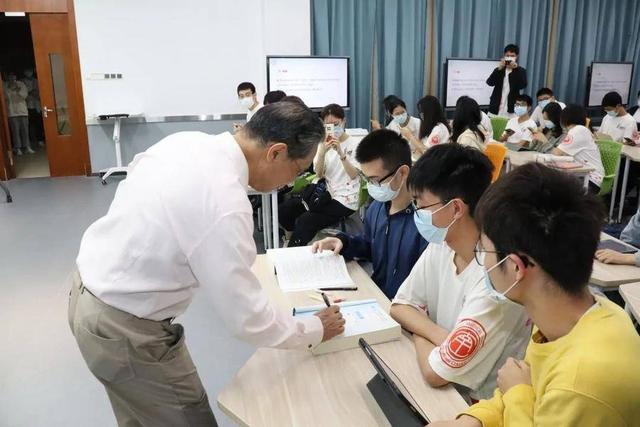 钟南山开课！学生：不仅有知识，更有爱、有情怀