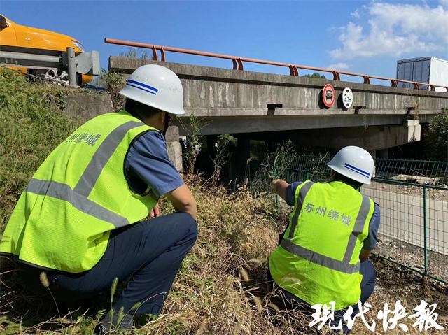 苏州一高速连夜加装刀片防护网