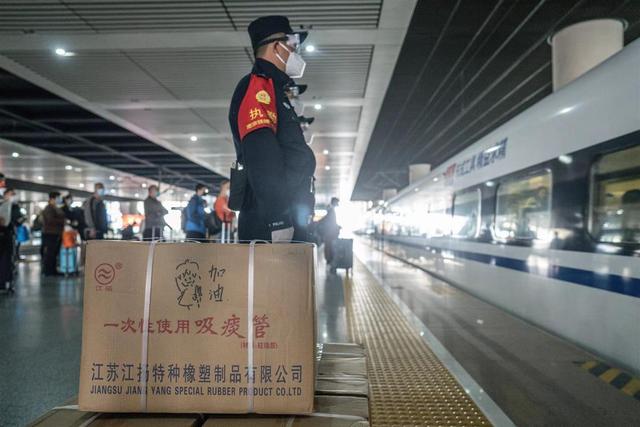 上海老人紧急求助医疗物资，三处民警接力送达
