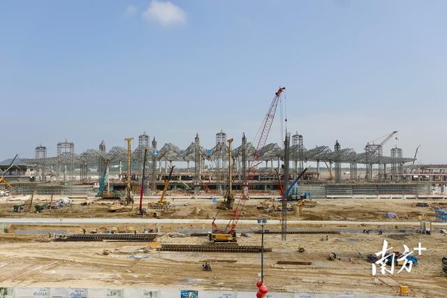 珠海机场新航站楼“湾区之翼”雏形初现，“碧波银贝”造型正式亮相