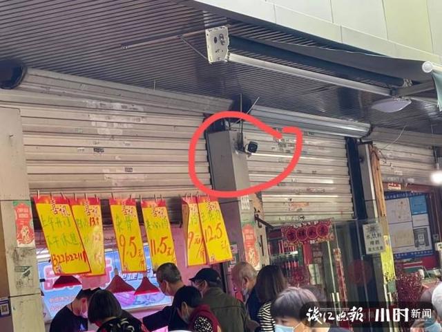 揪心，刚刚，杭州长宁街一老太太被木板砸中，监控拍下事发瞬间