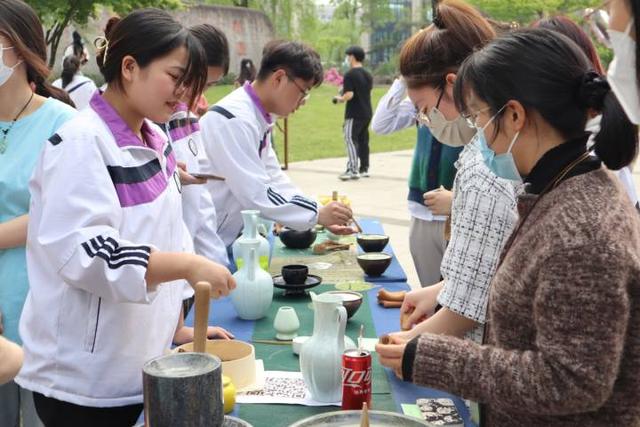 “谷雨”时节，这群大学生在“全民饮茶日”采茶制茶品茶