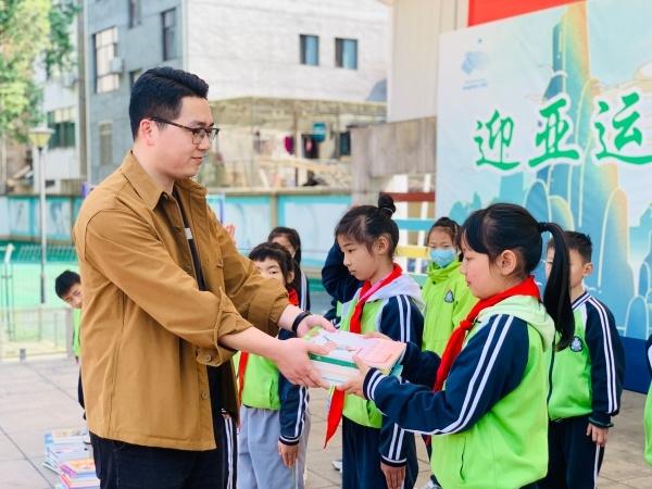 启迪智慧，点亮心灯——新华书店开展捐书帮教活动