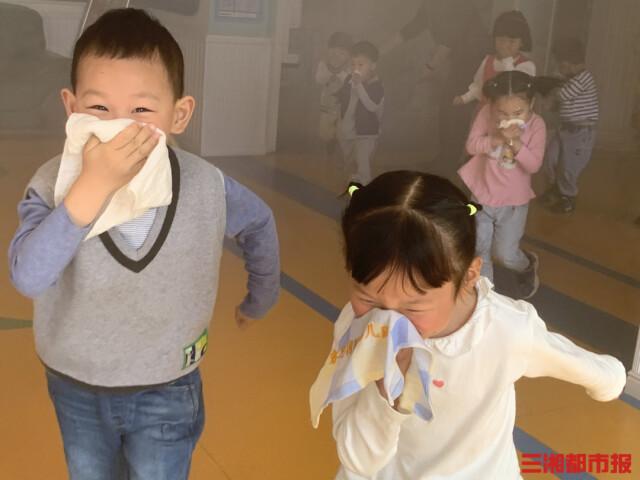 警报声响起，169名幼儿“教课书”式冷静逃生