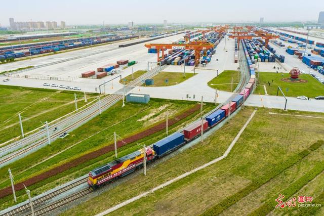 西安首趟中老铁路国际货运列车开行