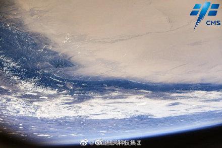 请查收来自太空出差三人组的地球靓照