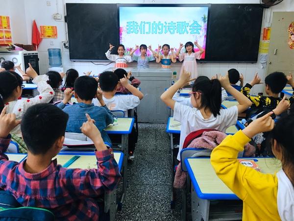 旌阳区北街小学举行“皂荚树下诗歌会”诵读活动