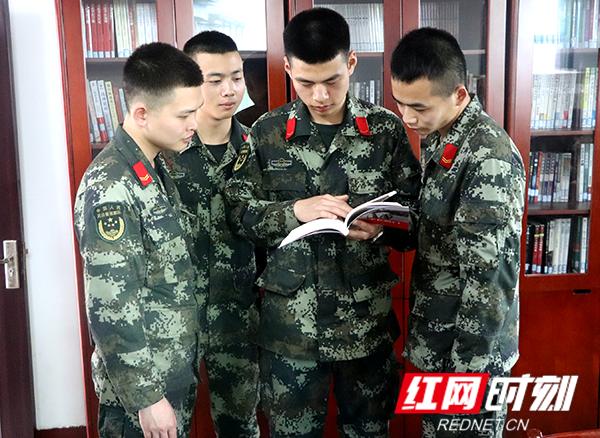 书香满军营 武警湘潭支队开展“世界读书日”活动