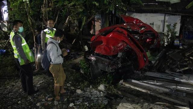 印尼东爪哇省泗水市一私家车与火车相撞 造成3人死亡
