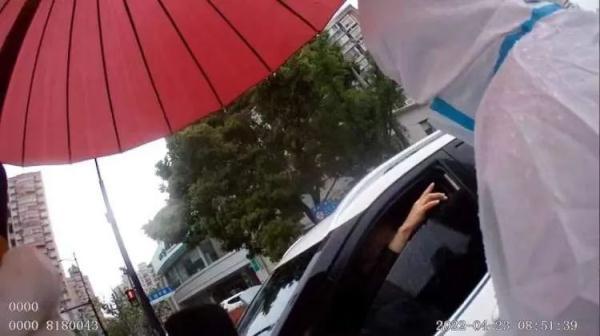 男子驾车擅离封控区，罚