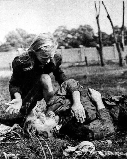 二战老照片 1939年德军大肆轰炸波兰 可怜的波兰姐妹