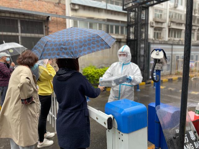 “大白”24小时值守保供，朝阳临时管控区“吃喝不愁”