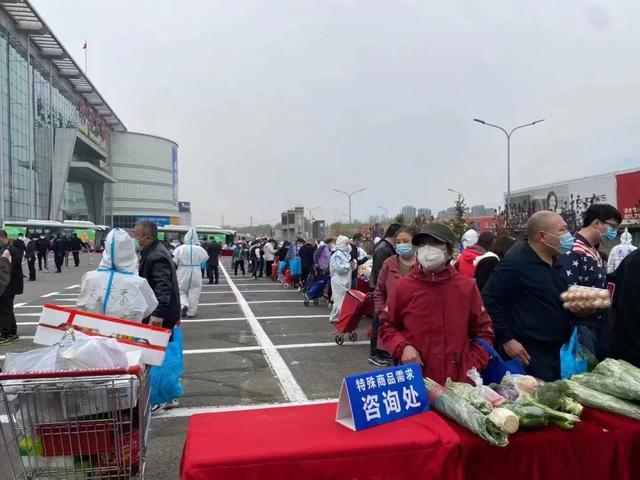 长春解封首日：超市门前排长队