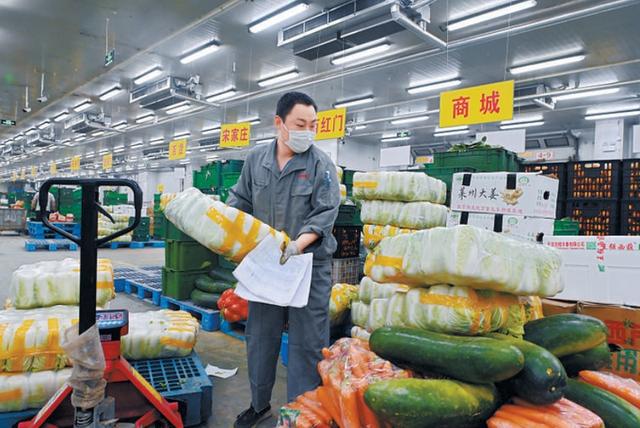 北京生活必需品货源供应十分充足，封控区管控区居民线上下单优先保障