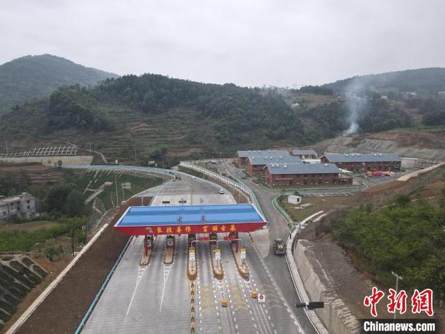贵州：镇赫高速公路建成通车
