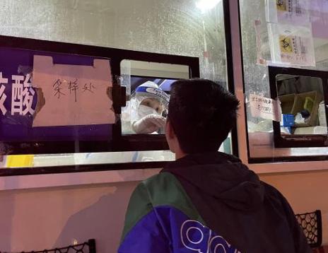 大雨夜，杭州一女子背后的这句话让人泪目……