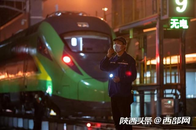 组图｜夜检“复兴号”! 他们是“绿巨人”的守护者