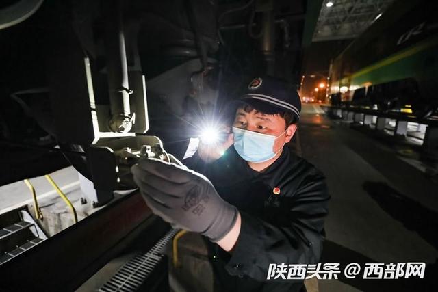 组图｜夜检“复兴号”! 他们是“绿巨人”的守护者