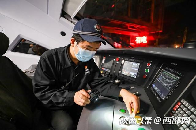组图｜夜检“复兴号”! 他们是“绿巨人”的守护者