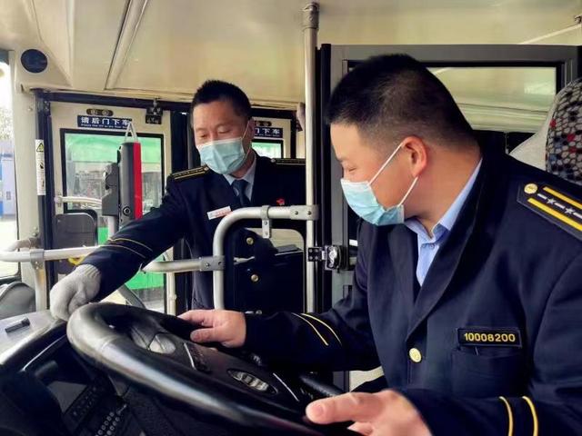五一劳动节，300路车队送出特殊“礼物”