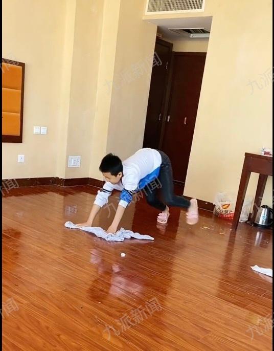 得知隔离即将结束，母子用衣服当拖布打扫酒店房间：不给防疫添麻烦