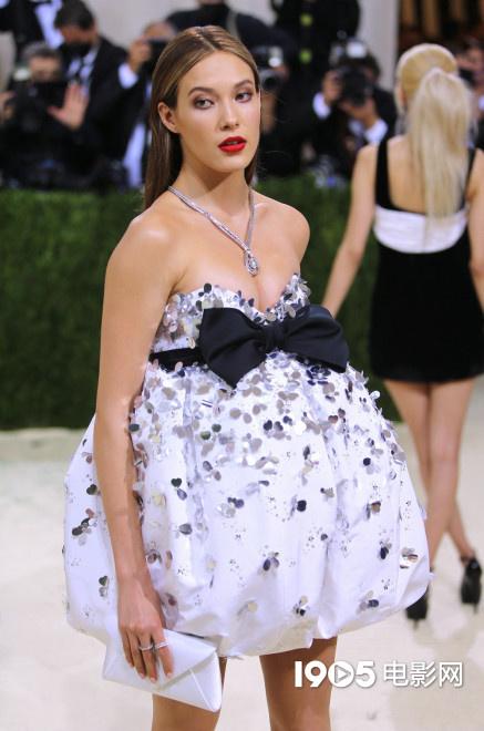 冬奥冠军谷爱凌亮相MetGala 穿抹胸短裙个性十足