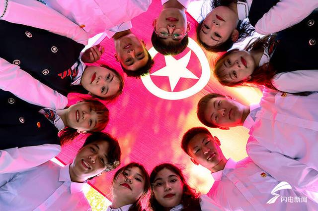 德州大学生与团旗合影，定格最美青春（图）