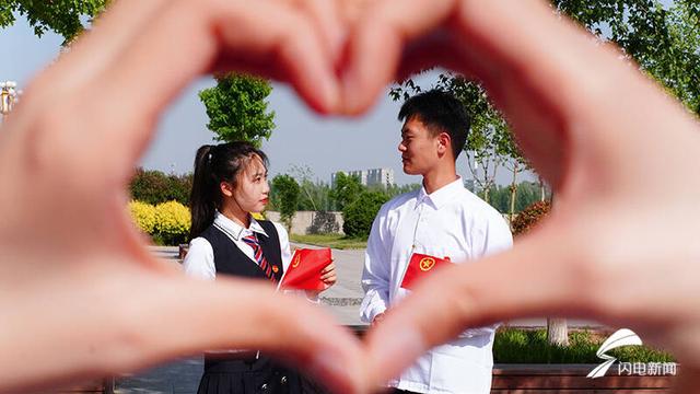 德州大学生与团旗合影，定格最美青春（图）