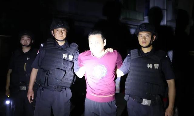 湖北荆门公安悬赏10万重大刑案嫌犯孙武被擒，藏身床洞