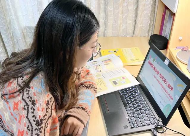 青浦这所小学的“云课堂”，架起了师生间的“连心桥”