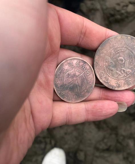 开封河滩发现古钱币，市民带金属探测器寻宝，官方：要上交