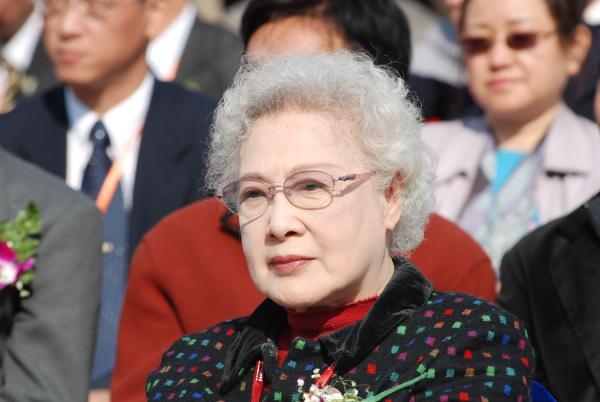 为什么一所非艺术类院校的师生也来送别秦怡？原来她在校担任兼职教授近30年